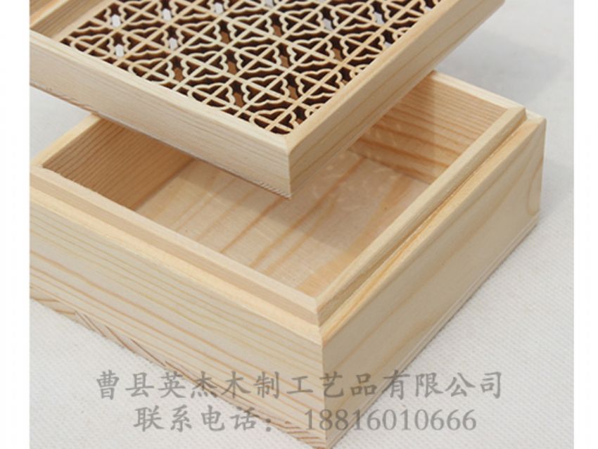 點擊查看詳細信息<br>標題：鏤空雕刻松木盒 閱讀次數(shù)：934