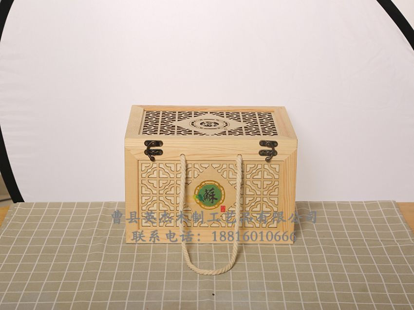 點(diǎn)擊查看詳細(xì)信息<br>標(biāo)題：六只白酒木盒 閱讀次數(shù)：382